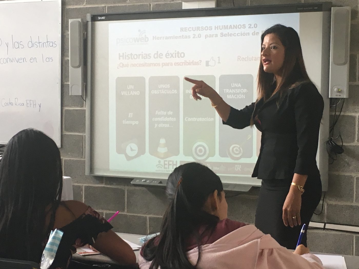 Rebe Bustamante impartiendo una capacitación